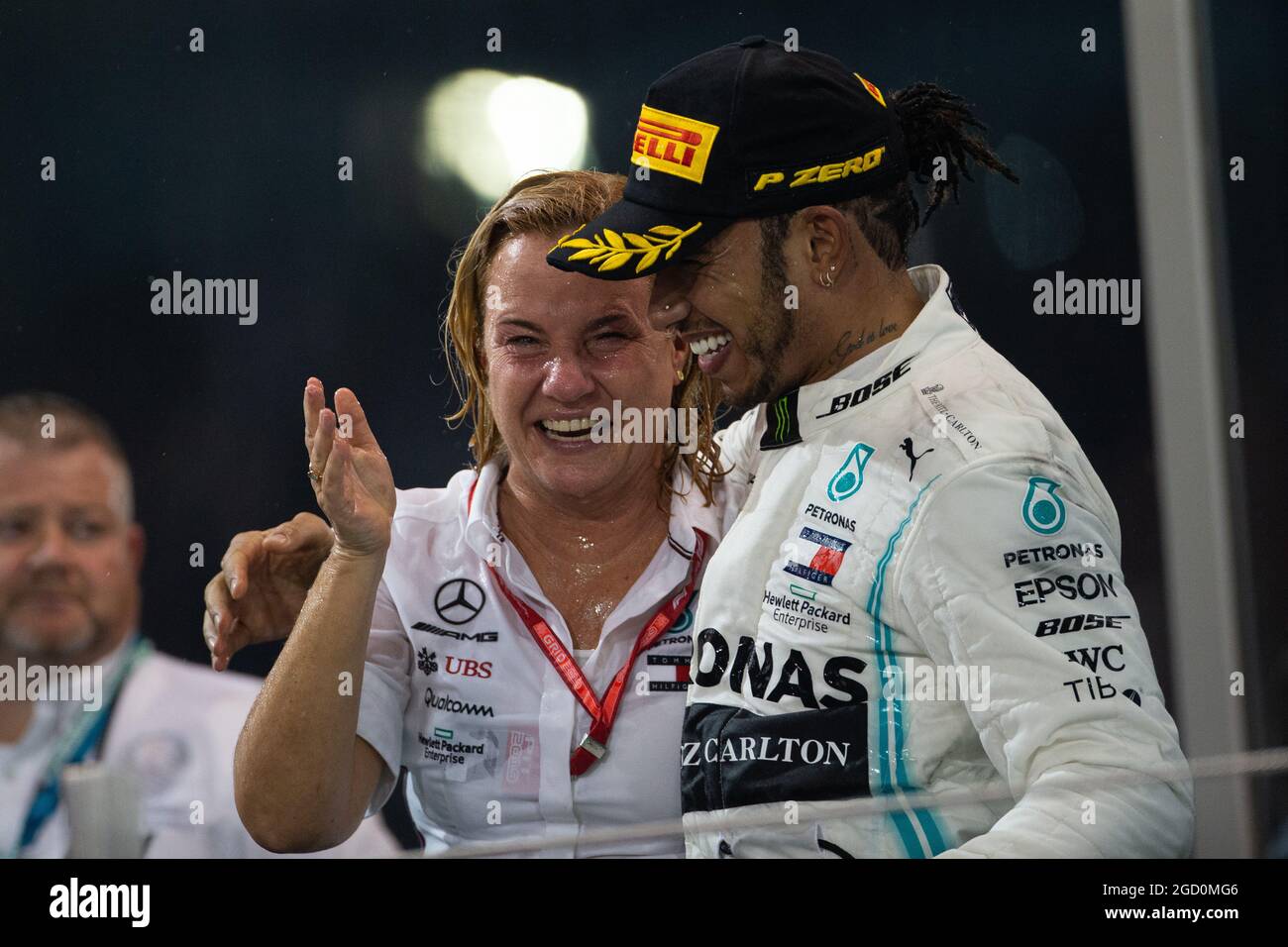 Il vincitore della gara Lewis Hamilton (GBR) Mercedes AMG F1 festeggia sul podio con Britta Seeger, membro del Consiglio di Amministrazione per Mercedes-Benz Cars Marketing and Sales. Gran Premio di Abu Dhabi, domenica 1 dicembre 2019. Yas Marina Circuit, Abu Dhabi, Emirati Arabi Uniti. Foto Stock