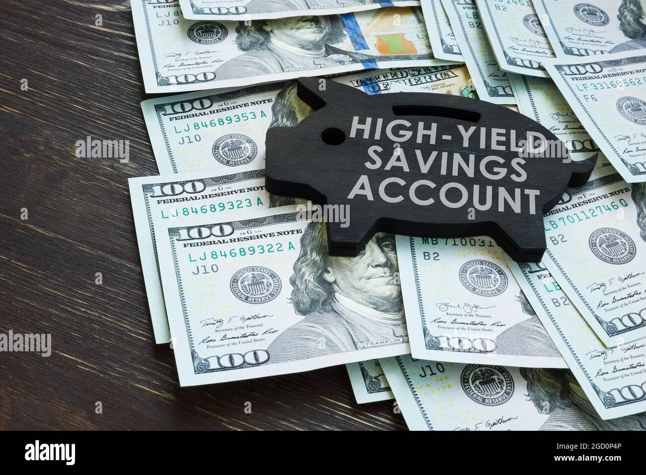 La banca piggy e le parole del conto di risparmio di alto rendimento su esso. Foto Stock