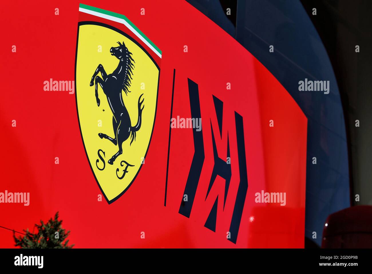 Logo Ferrari. Test di Formula uno, giorno 1, mercoledì 26 febbraio 2020. Barcellona, Spagna. Foto Stock