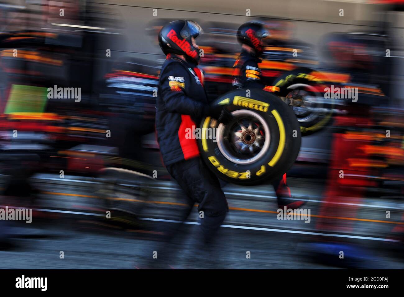 I meccanici Red Bull Racing praticano un pit stop. Test di Formula uno, giorno 1, mercoledì 26 febbraio 2020. Barcellona, Spagna. Foto Stock