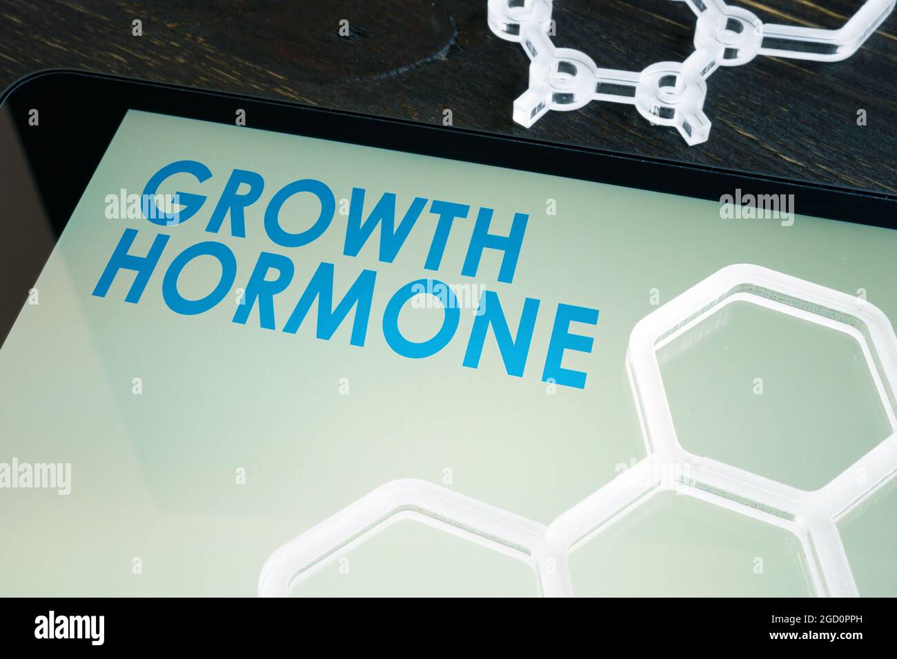 Ormone della crescita sullo schermo della compressa con simboli chimici. Foto Stock
