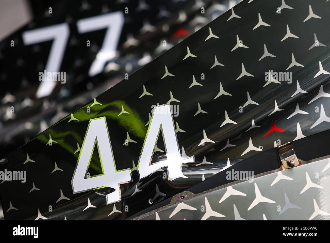 Coperture motore Mercedes AMG F1 W11 per Lewis Hamilton (GBR) Mercedes AMG F1 e Valtteri Bottas (fin) Mercedes AMG F1. Foto Stock
