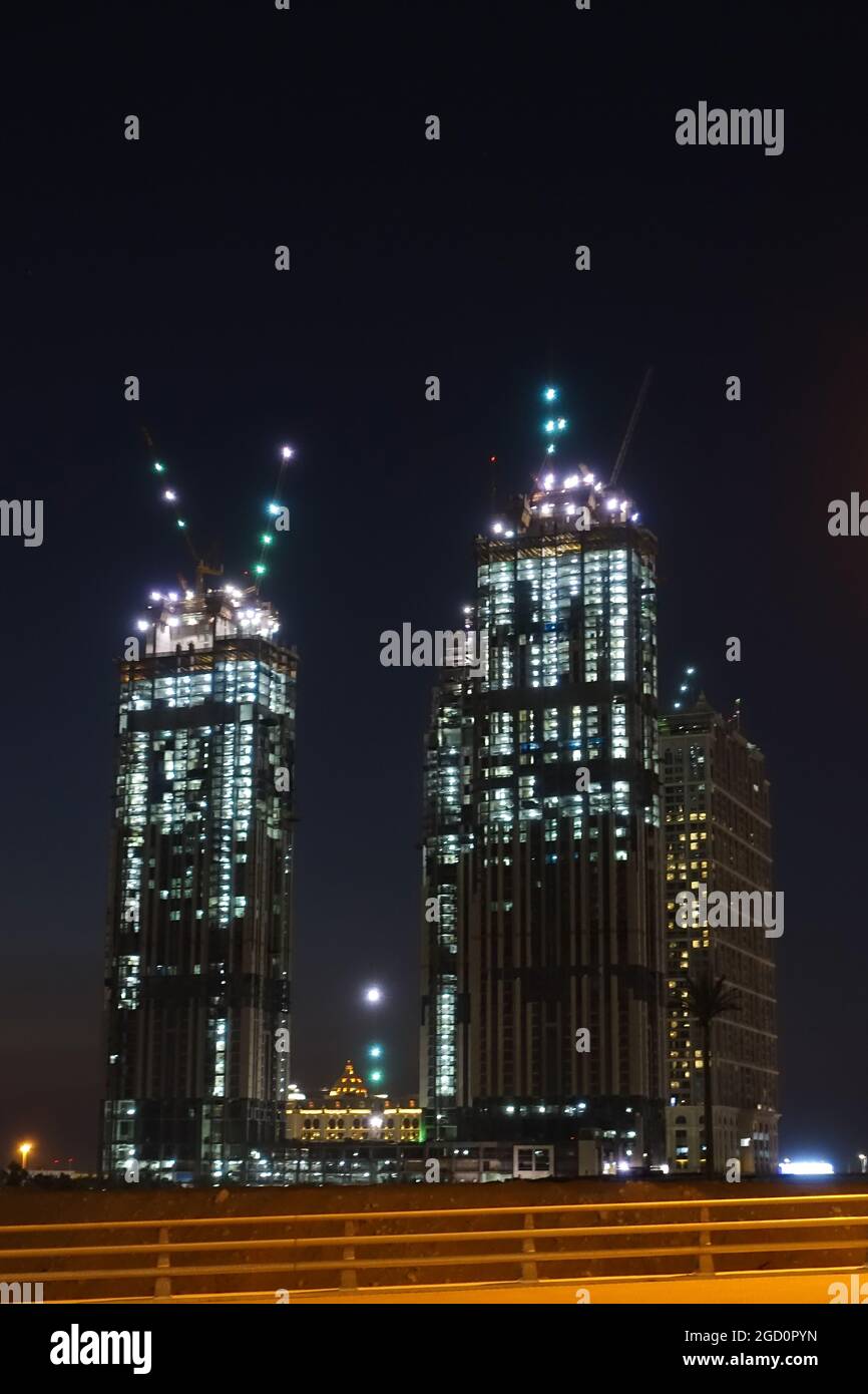 Fotografia notturna degli edifici degli uffici intorno alla Business Bay a Dubai, Emirati Arabi Uniti Foto Stock