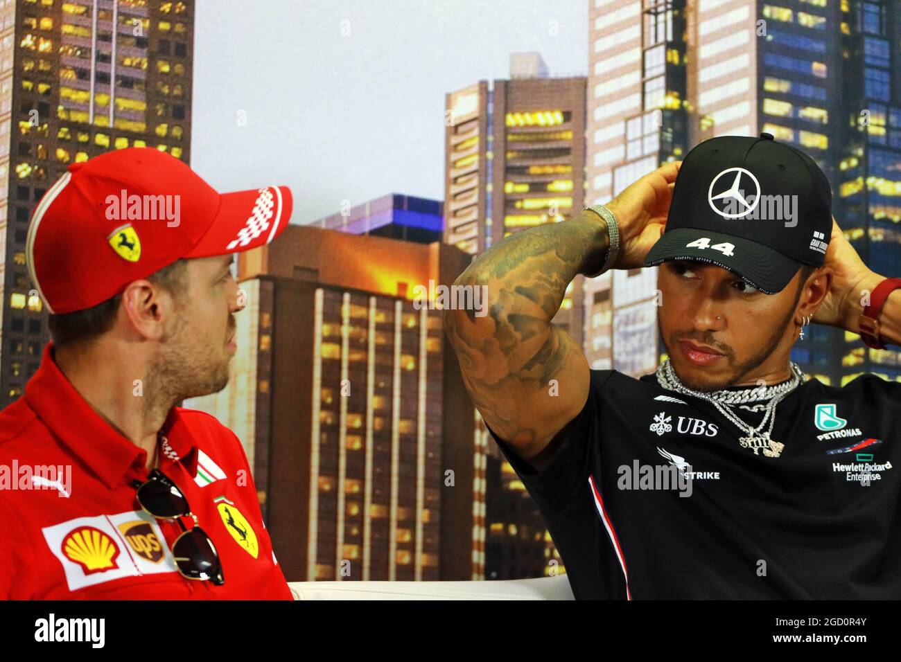 (Da L a R): Sebastian Vettel (GER) Ferrari e Lewis Hamilton (GBR) Mercedes AMG F1 in occasione della conferenza stampa della FIA. Gran Premio d'Australia, giovedì 12 marzo 2020. Albert Park, Melbourne, Australia. Foto Stock