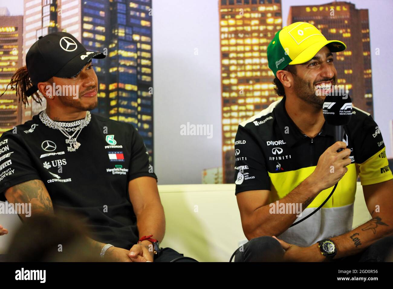 (Da L a R): Lewis Hamilton (GBR) Mercedes AMG F1 e Daniel Ricciardo (AUS) Renault F1 Team alla conferenza stampa della FIA. Gran Premio d'Australia, giovedì 12 marzo 2020. Albert Park, Melbourne, Australia. Foto Stock