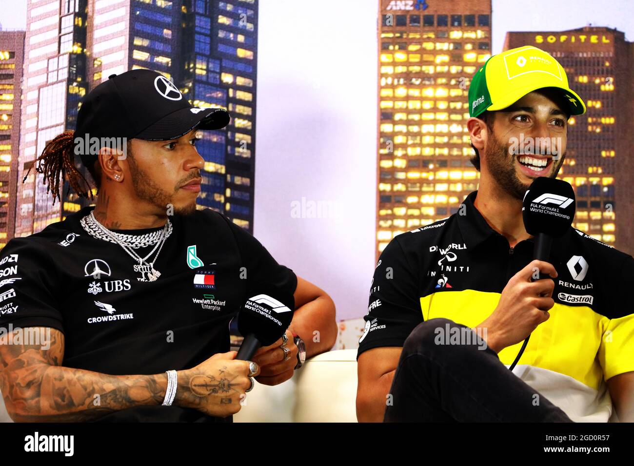 (Da L a R): Lewis Hamilton (GBR) Mercedes AMG F1 e Daniel Ricciardo (AUS) Renault F1 Team alla conferenza stampa della FIA. Gran Premio d'Australia, giovedì 12 marzo 2020. Albert Park, Melbourne, Australia. Foto Stock