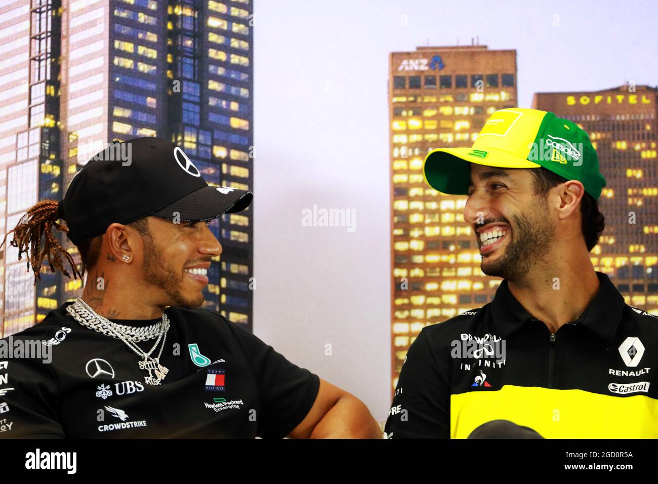 (Da L a R): Lewis Hamilton (GBR) Mercedes AMG F1 e Daniel Ricciardo (AUS) Renault F1 Team alla conferenza stampa della FIA. Gran Premio d'Australia, giovedì 12 marzo 2020. Albert Park, Melbourne, Australia. Foto Stock
