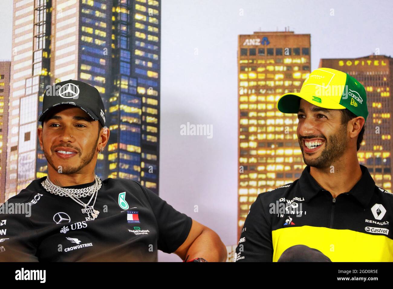 (Da L a R): Lewis Hamilton (GBR) Mercedes AMG F1 e Daniel Ricciardo (AUS) Renault F1 Team alla conferenza stampa della FIA. Gran Premio d'Australia, giovedì 12 marzo 2020. Albert Park, Melbourne, Australia. Foto Stock