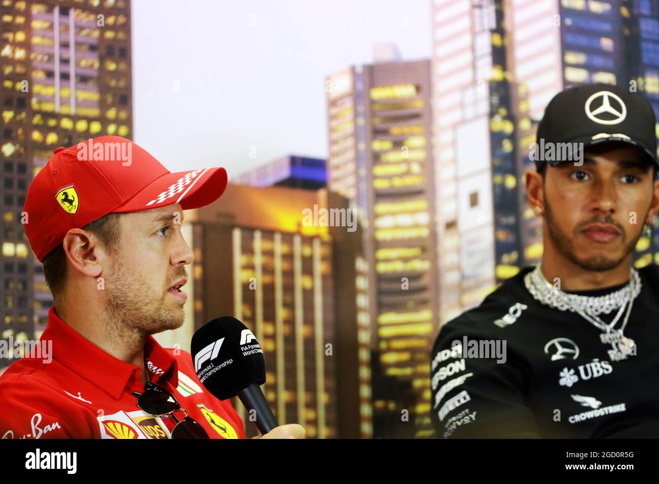 (Da L a R): Sebastian Vettel (GER) Ferrari e Lewis Hamilton (GBR) Mercedes AMG F1 in occasione della conferenza stampa della FIA. Gran Premio d'Australia, giovedì 12 marzo 2020. Albert Park, Melbourne, Australia. Foto Stock