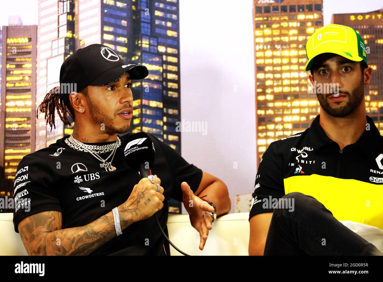 (Da L a R): Lewis Hamilton (GBR) Mercedes AMG F1 e Daniel Ricciardo (AUS) Renault F1 Team alla conferenza stampa della FIA. Gran Premio d'Australia, giovedì 12 marzo 2020. Albert Park, Melbourne, Australia. Foto Stock