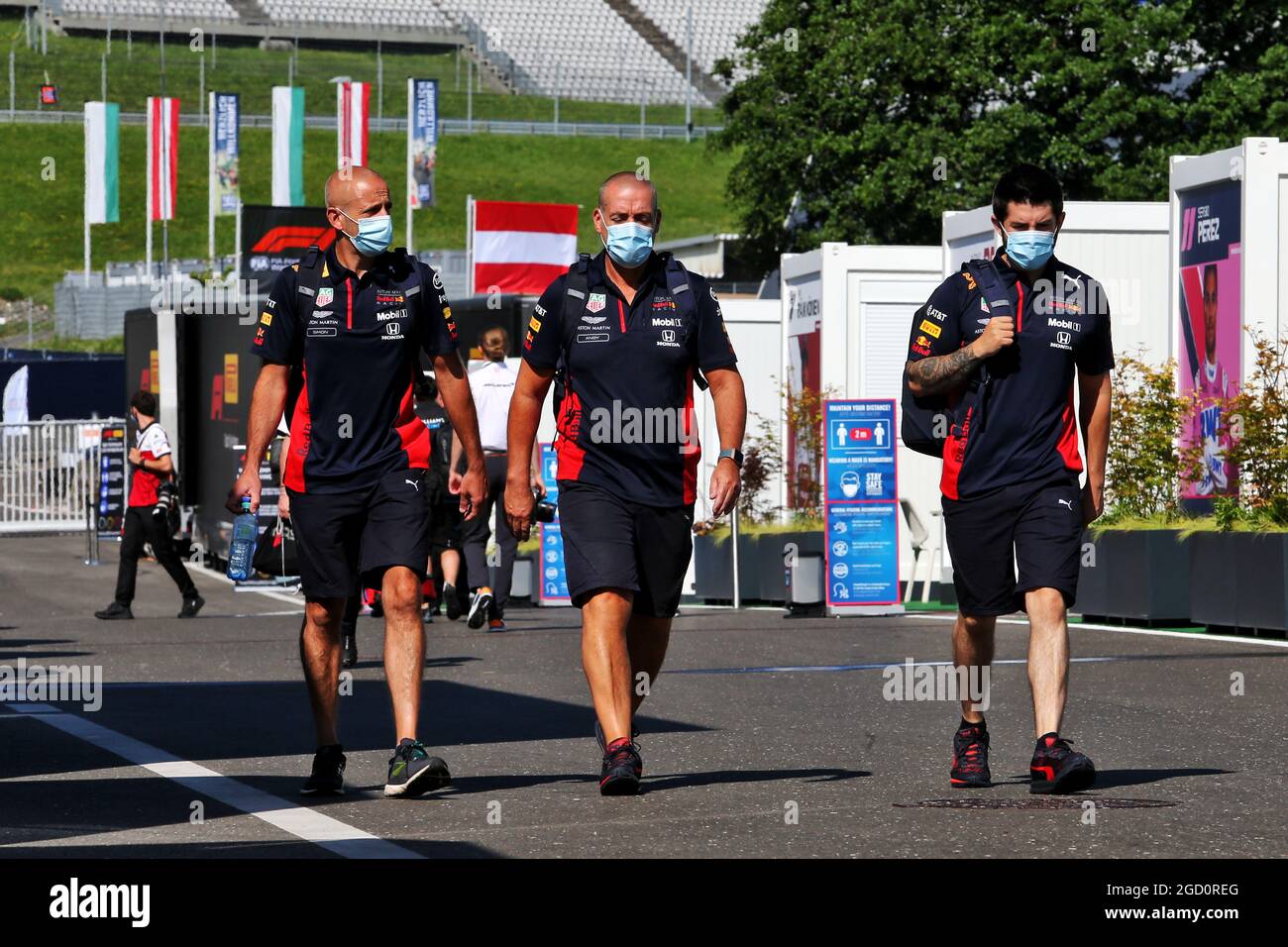 Paddock atmosfera - Red Bull Racing meccanici. Gran Premio d'Austria, giovedì 2 luglio 2020. Spielberg, Austria. Foto Stock