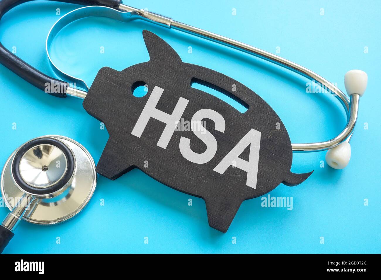 Conto di risparmio sanitario HSA. Stetoscopio e banco di piggy. Foto Stock