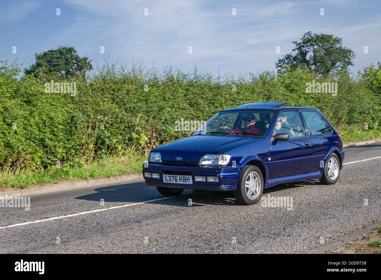 Ford XR3 i 105 2 porte berlina blu anni '1993 90 in viaggio per la mostra d'auto classica di luglio Capesthorne Hall, Cheshire, Regno Unito Foto Stock