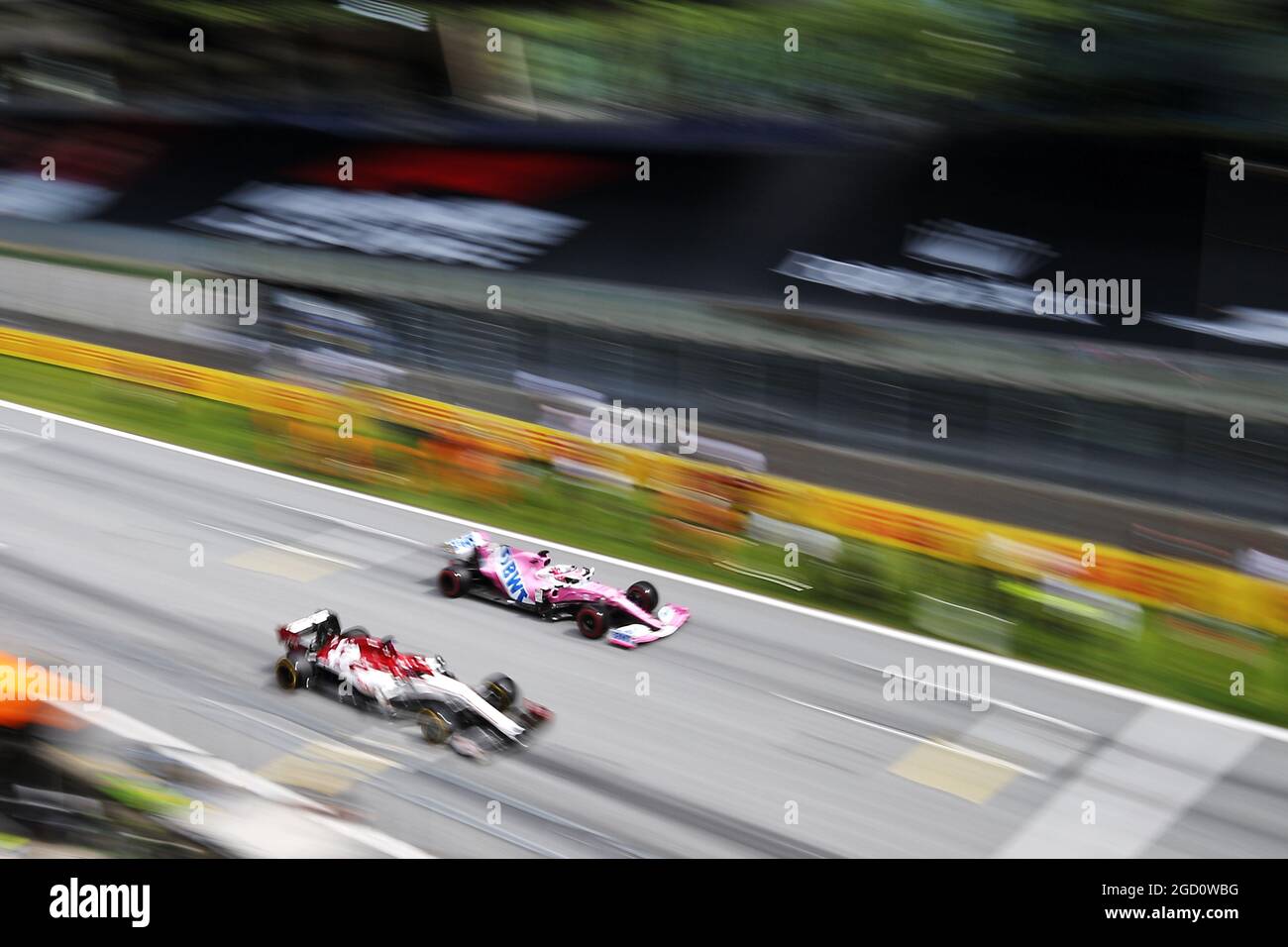 Kimi Raikkonen (fin) Alfa Romeo Racing C39 e Sergio Perez (MEX) Racing Point F1 Team RP19. Steiermark Grand Prix, domenica 12 luglio 2020. Spielberg, Austria. Foto Stock