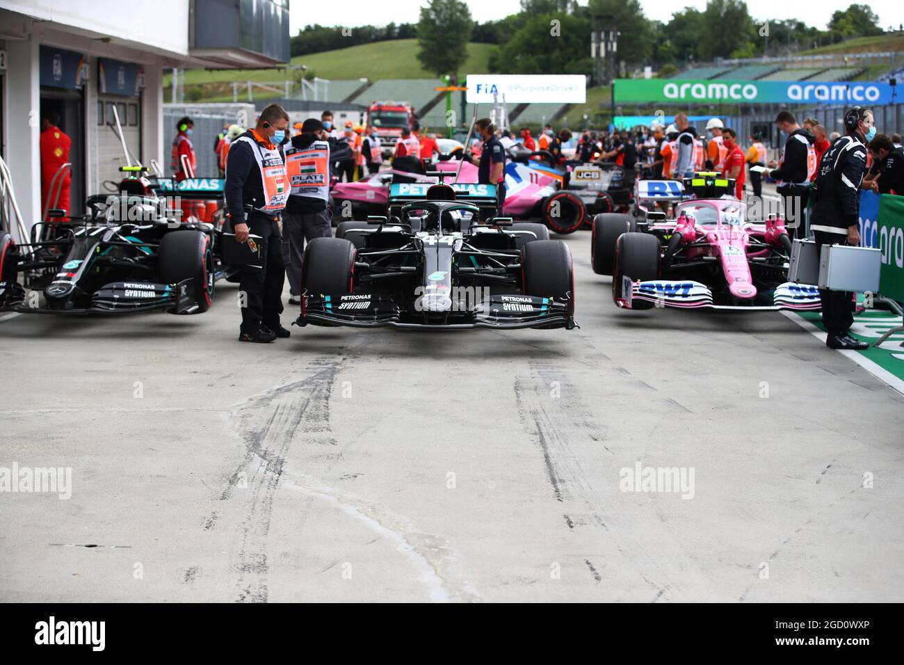 Le prime tre vetture in qualifica parc ferme (da L a R): Valtteri Bottas (fin) Mercedes AMG F1 W11; Lewis Hamilton (GBR) Mercedes AMG F1 W11; Lance Stroll (CDN) Racing Point F1 Team RP20. Gran Premio di Ungheria, sabato 18 luglio 2020. Budapest, Ungheria. Immagine pool FIA solo per uso editoriale Foto Stock