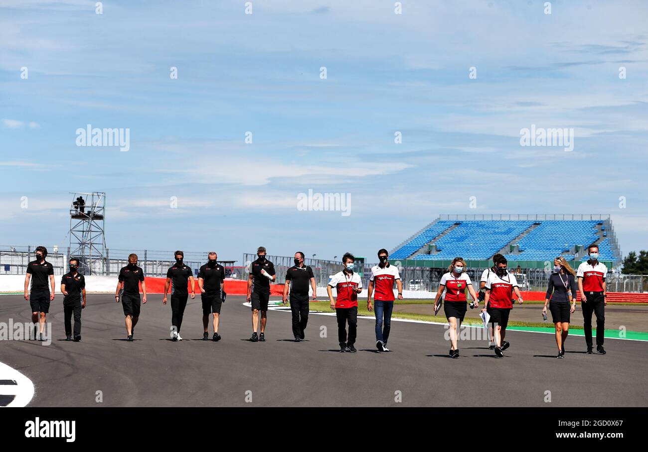 Antonio Giovinazzi (ITA) Alfa Romeo Racing e Romain Grosjean (fra) Haas F1 Team camminano sul circuito con i loro team. Gran Premio di Gran Bretagna, giovedì 30 luglio 2020. Silverstone, Inghilterra. Foto Stock