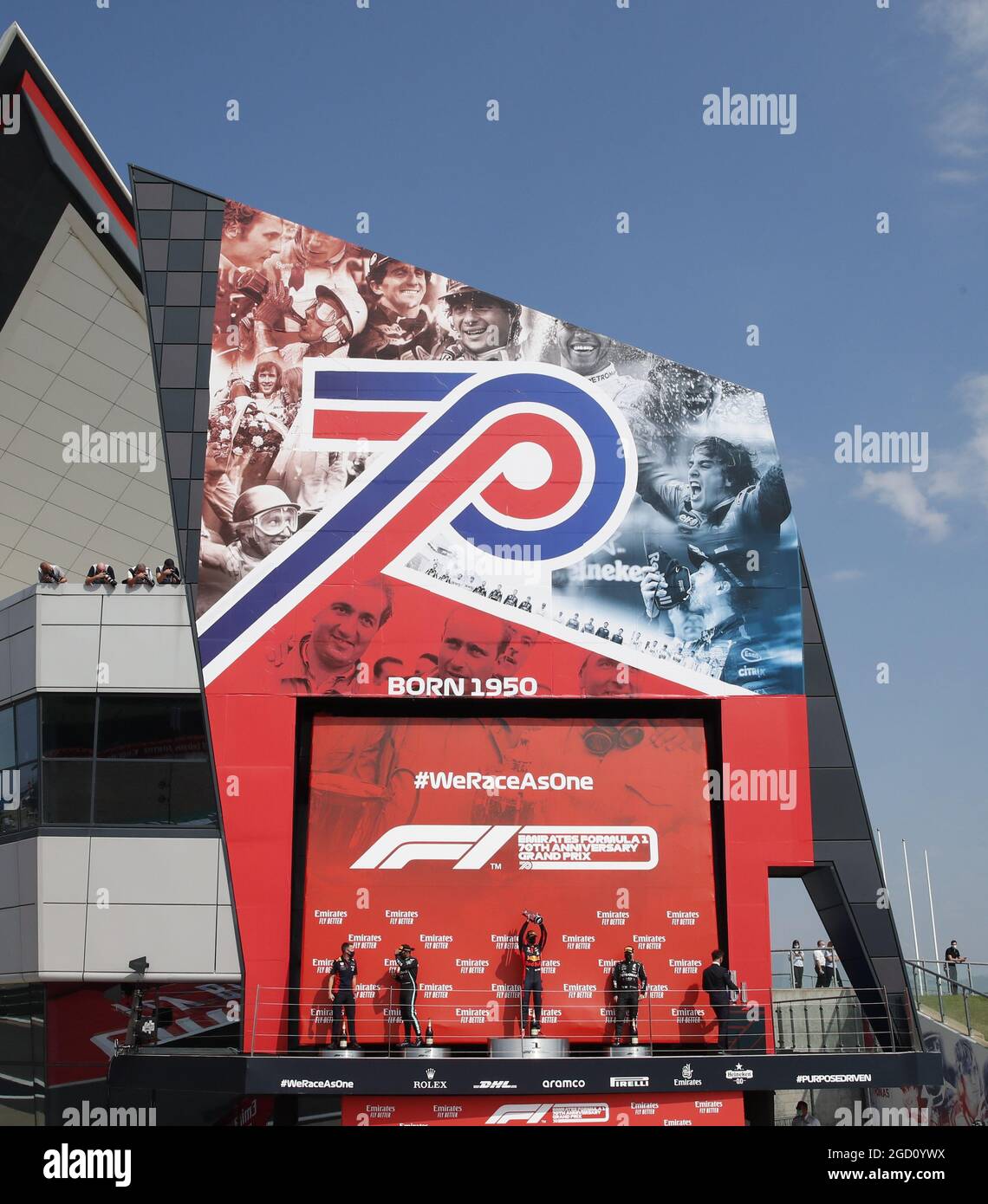 Il podio (da L a R): Will Courtenay, Red Bull Racing Head of Race Strategy; Lewis Hamilton (GBR) Mercedes AMG F1, secondo; Max Verstappen (NLD) Red Bull Racing, vincitore di gara; Valtteri Bottas (fin) Mercedes AMG F1, terzo. Gran Premio del 70° anniversario, domenica 9 agosto 2020. Silverstone, Inghilterra. Immagine pool FIA solo per uso editoriale Foto Stock