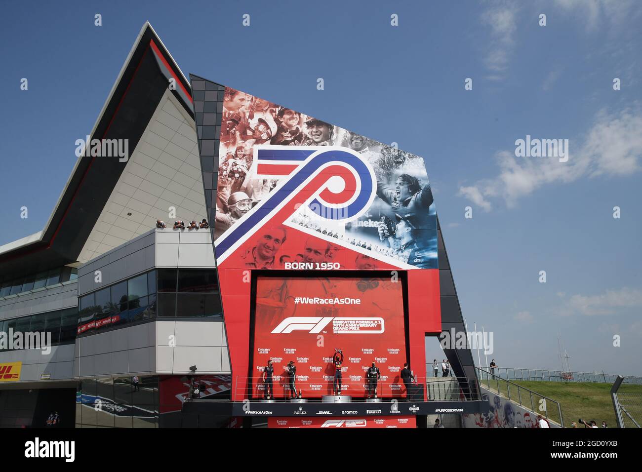 Il podio (da L a R): Will Courtenay, Red Bull Racing Head of Race Strategy; Lewis Hamilton (GBR) Mercedes AMG F1, secondo; Max Verstappen (NLD) Red Bull Racing, vincitore di gara; Valtteri Bottas (fin) Mercedes AMG F1, terzo. Gran Premio del 70° anniversario, domenica 9 agosto 2020. Silverstone, Inghilterra. Immagine pool FIA solo per uso editoriale Foto Stock