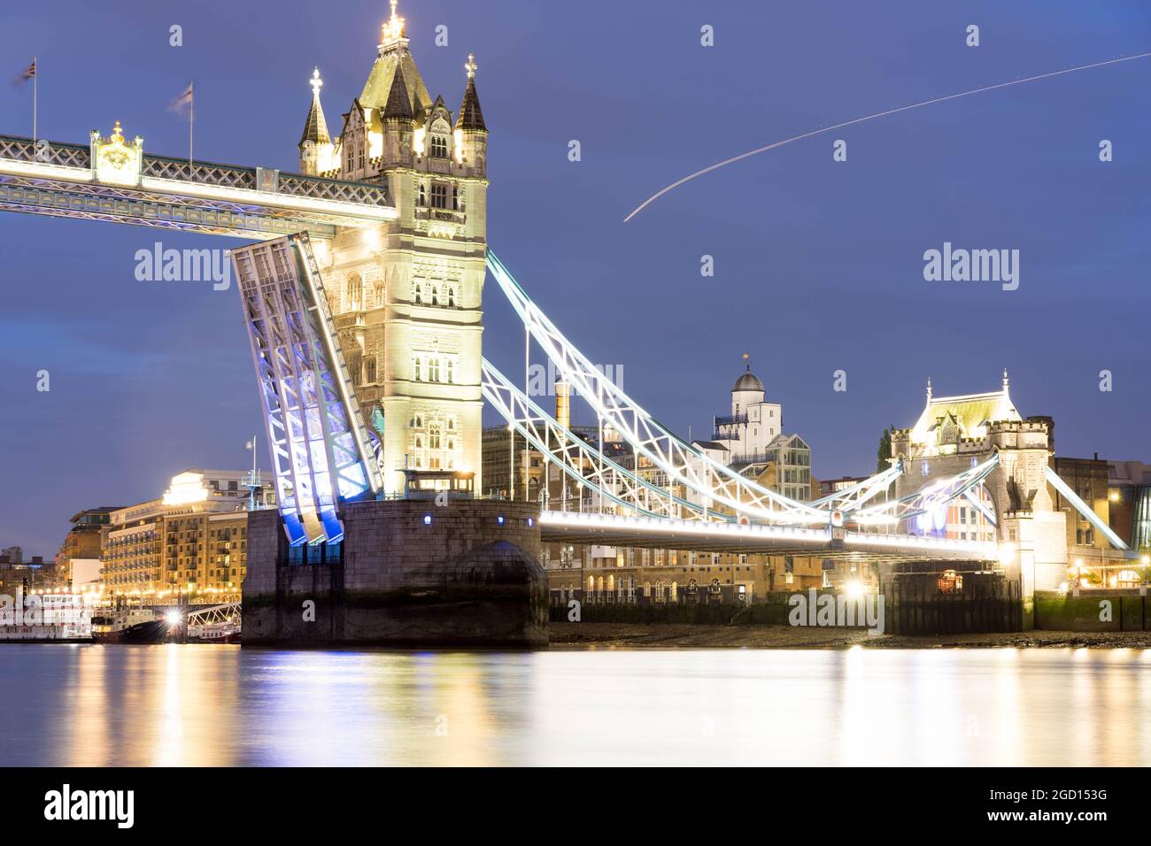 Il ponte della torre di Londra (ponte dei bastules) si è bloccato aperto dal primo lunedì pomeriggio fino a dopo la mezzanotte martedì 10 agosto 2021 Inghilterra Foto Stock