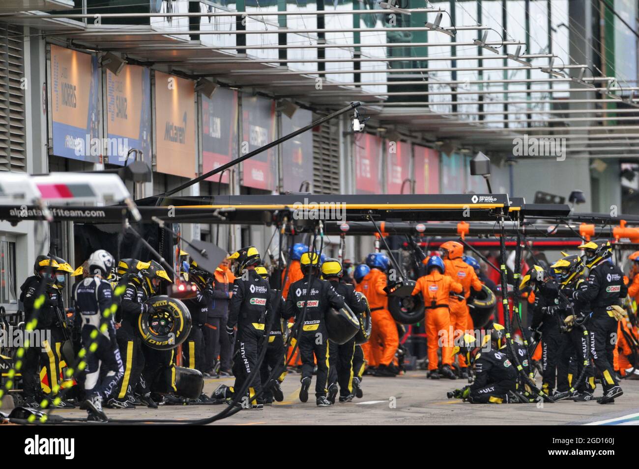 Il Team Renault F1 fa una sosta ai box. Gran Premio di Eifel, domenica 11 ottobre 2020. Nurbugring, Germania. Foto Stock