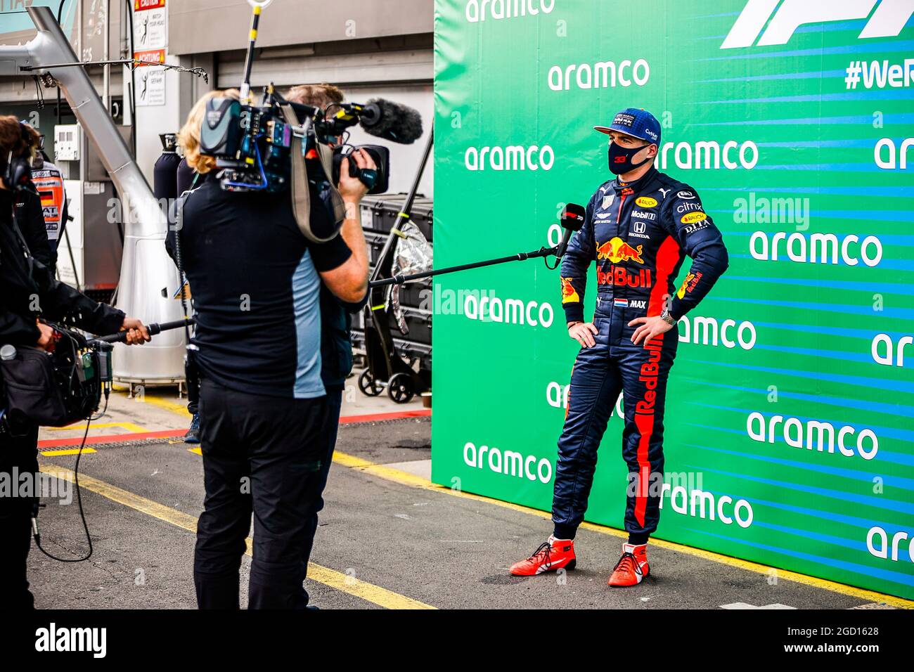 Max Verstappen (NLD) Red Bull Racing in parc ferme con David Coulthard (GBR) canale 4 F1 commentatore. Gran Premio di Eifel, domenica 11 ottobre 2020. Nurbugring, Germania. Immagine pool FIA solo per uso editoriale Foto Stock