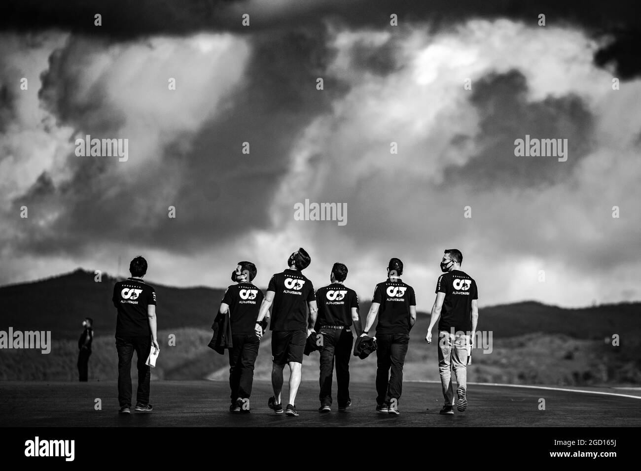 Daniil Kvyat (RUS) AlphaTauri cammina sul circuito con il team. Gran Premio del Portogallo, giovedì 22 ottobre 2020. Portimao, Portogallo. Foto Stock
