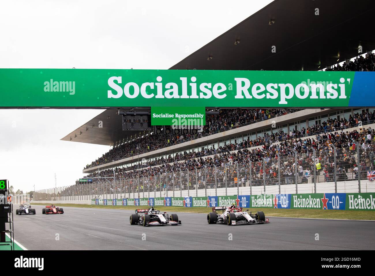 Romain Grosjean (fra) Haas F1 Team VF-20 e Antonio Giovinazzi (ITA) Alfa Romeo Racing C39. Gran Premio di Portogallo, domenica 25 ottobre 2020. Portimao, Portogallo. Foto Stock
