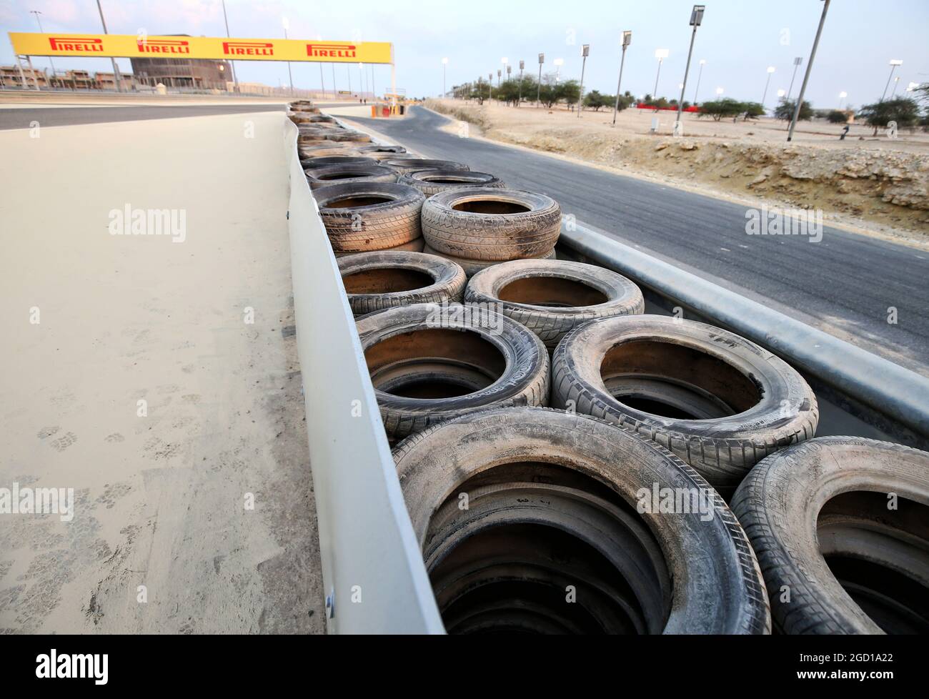 La barriera armco tra le curve 4 e 5 ha due strati di pneumatici con un binding trasportatore-nastro installato dopo il crash del Romain Grosjean (fra) Haas F1 Team nel Gran Premio del Bahrain. Gran Premio di Sakhir, giovedì 3 dicembre 2020. Sakhir, Bahrein. Foto Stock