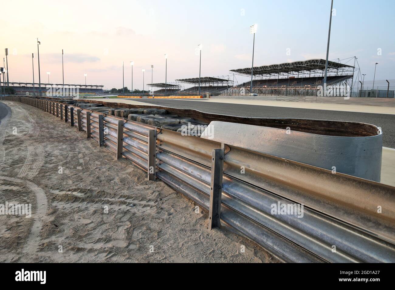 La barriera armco tra le curve 4 e 5 ha due strati di pneumatici con un binding trasportatore-nastro installato dopo il crash del Romain Grosjean (fra) Haas F1 Team nel Gran Premio del Bahrain. Gran Premio di Sakhir, giovedì 3 dicembre 2020. Sakhir, Bahrein. Foto Stock