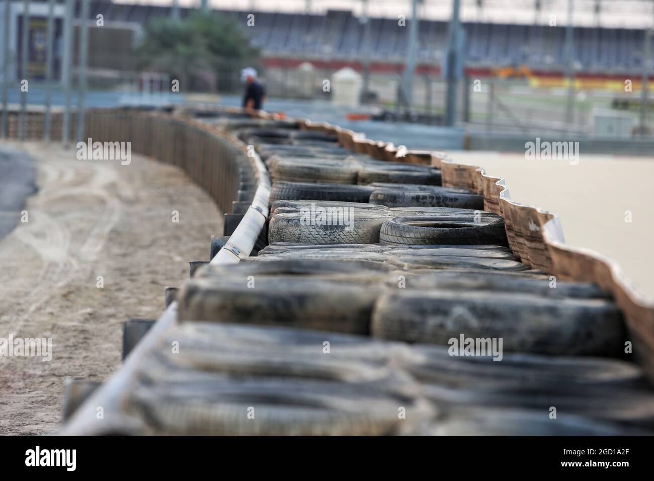 La barriera armco tra le curve 4 e 5 ha due strati di pneumatici con un binding trasportatore-nastro installato dopo il crash del Romain Grosjean (fra) Haas F1 Team nel Gran Premio del Bahrain. Gran Premio di Sakhir, giovedì 3 dicembre 2020. Sakhir, Bahrein. Foto Stock