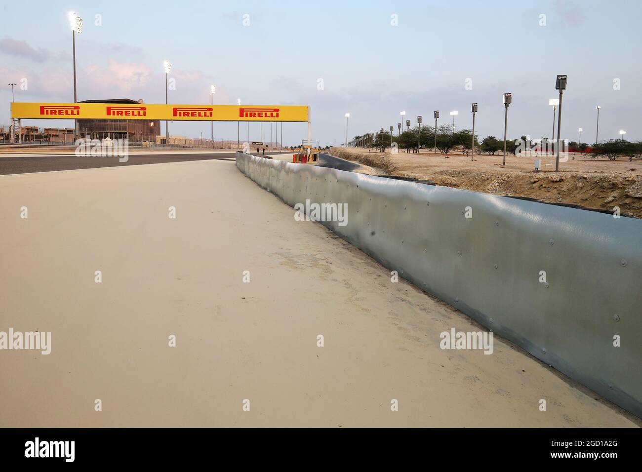 La barriera armco tra le curve 4 e 5 ha due strati di pneumatici con un binding trasportatore-nastro installato dopo il crash del Romain Grosjean (fra) Haas F1 Team nel Gran Premio del Bahrain. Gran Premio di Sakhir, giovedì 3 dicembre 2020. Sakhir, Bahrein. Foto Stock