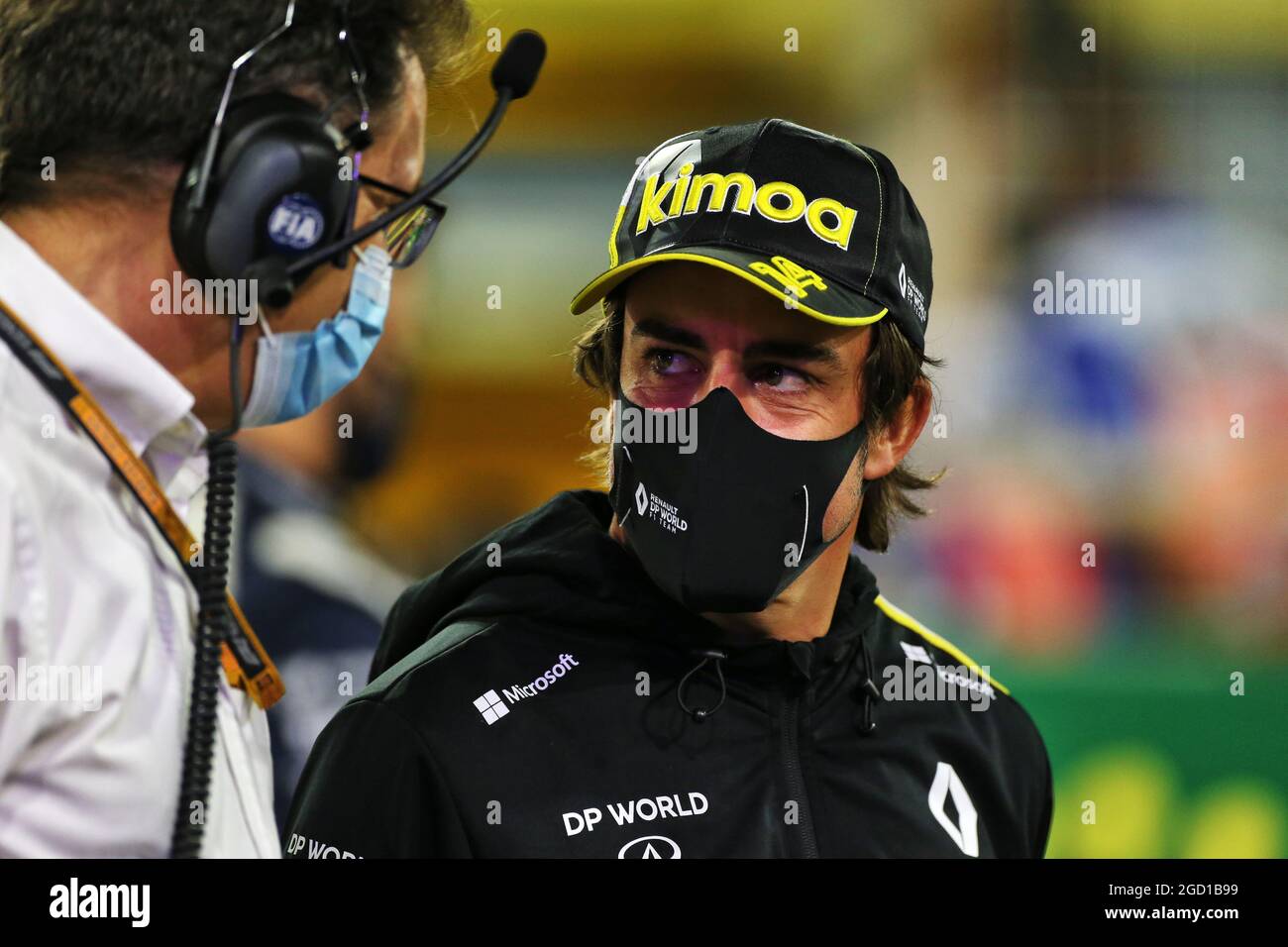 Fernando Alonso (ESP) Renault F1 Team in griglia con Nicholas Tombazis (GRE) FIA responsabile monoposto questioni tecniche. Gran Premio di Sakhir, domenica 6 dicembre 2020. Sakhir, Bahrein. Foto Stock