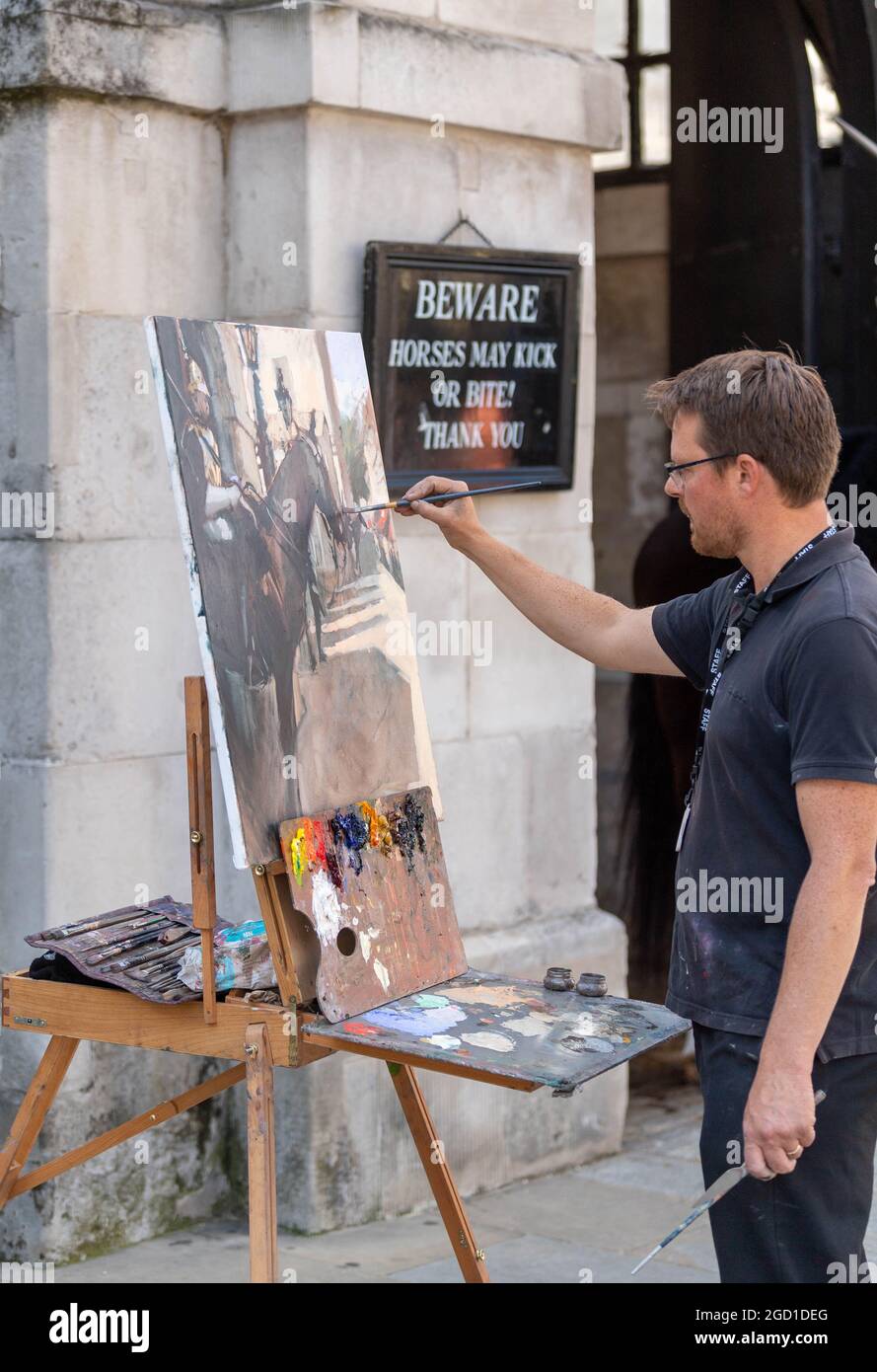 Londra, Regno Unito. 10 agosto 2021. Rob PointOn, artista in residenza presso la Casa Cavalleria, dipingere una Guardia montata a Horse Guards Parade, Londra UK Credit: Ian Davidson/Alamy Live News Foto Stock