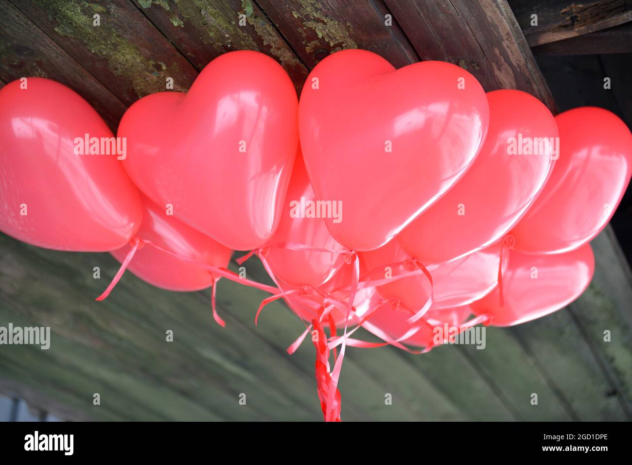 Palloncini a cuore rosso per la storia d'amore giorno di San Valentino. Palloncini colorati che formano sfondo luminoso Foto Stock