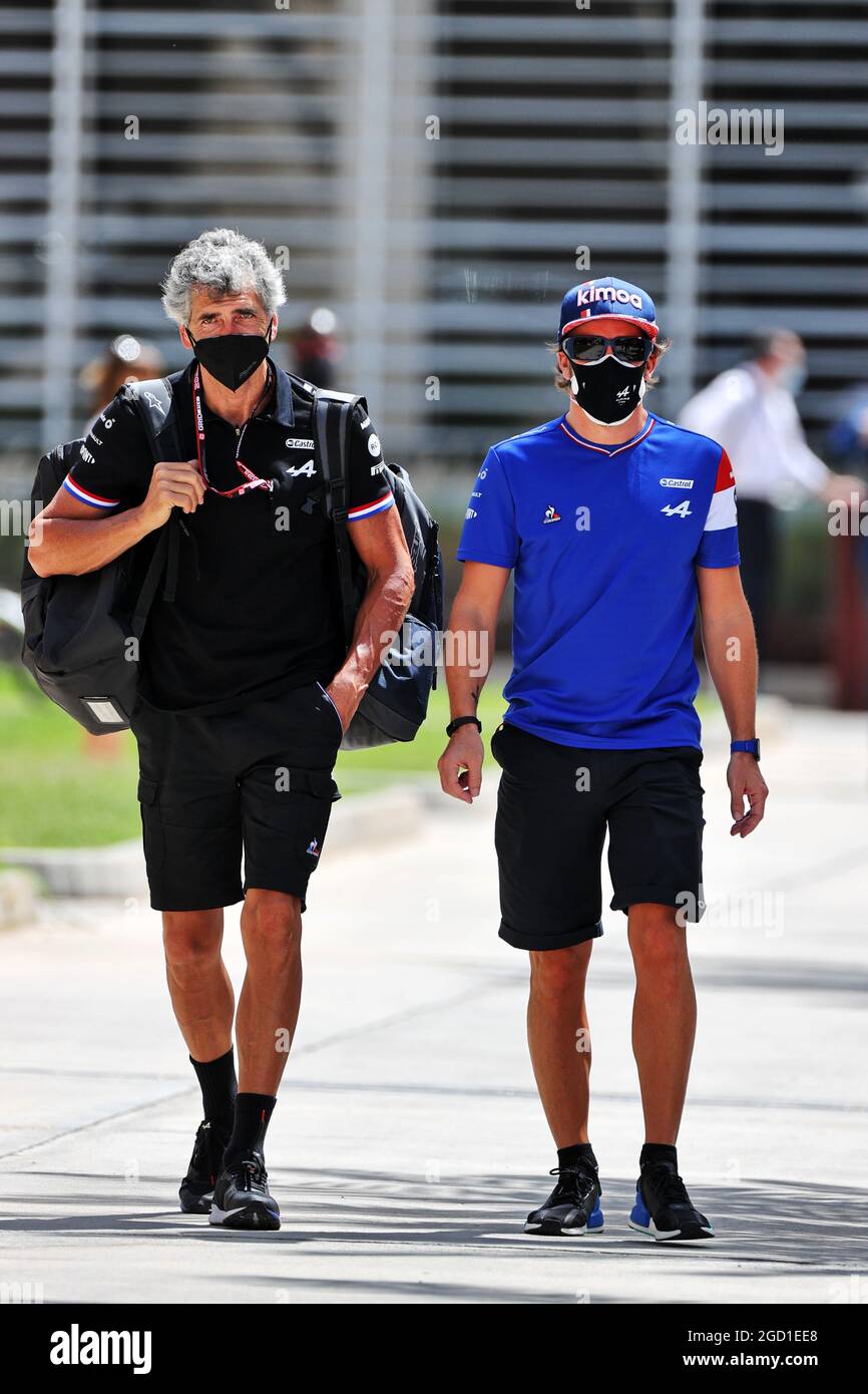 Fernando Alonso (ESP) Alpine F1 Team con Edoardo Bendinelli (ITA) Alpine F1  Team Personal Trainer. Gran Premio del Bahrain, sabato 27 marzo 2021.  Sakhir, Bahrein Foto stock - Alamy