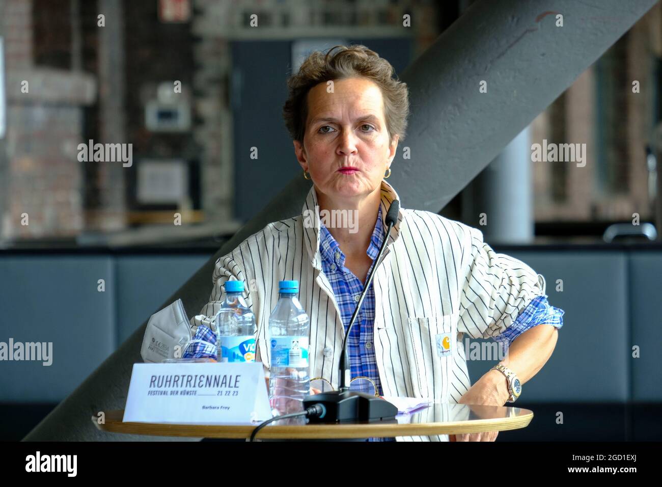 DEU, Deutschland, Nordrhein-Westfalen, Ruhrgebiet, Bochum, 10.08.2021: Die neue Intendantin Barbara Frey in der Pressekonferenz der Ruhrtriennale vor Foto Stock