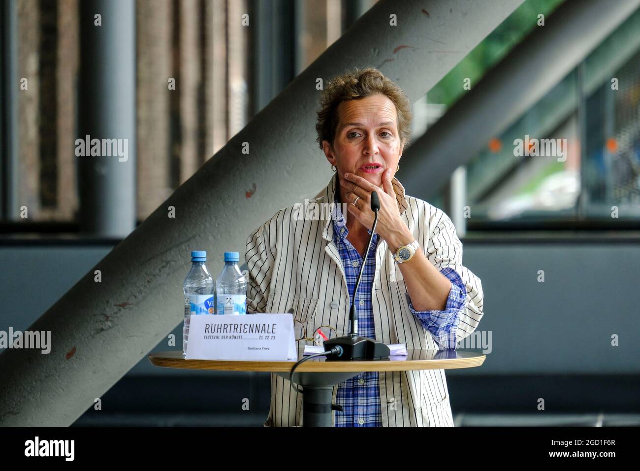 DEU, Deutschland, Nordrhein-Westfalen, Ruhrgebiet, Bochum, 10.08.2021: Die neue Intendantin Barbara Frey in der Pressekonferenz der Ruhrtriennale vor Foto Stock