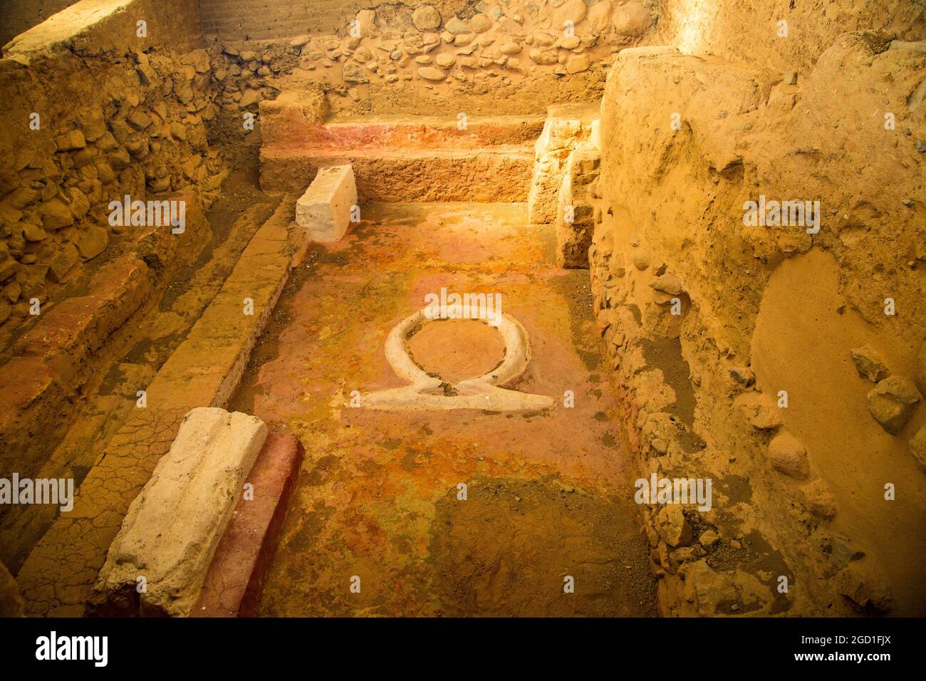 Mura, dintorni, spazi e dettagli del sito archeologico del Tempio Tartessiano di Cancho Roano, con vestigia di Atlantide Foto Stock
