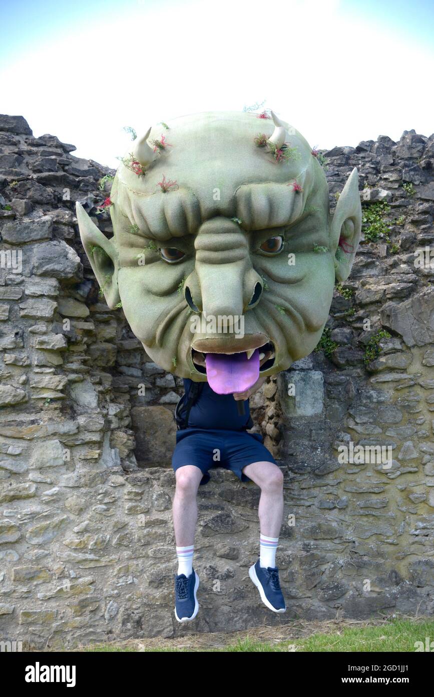 Abbey Wood, Londra, Regno Unito. 10 agosto 2021. "Il nostro insegnante a Troll" trasforma le rovine dell'abbazia di Lesnes in un teatro all'aperto. Dennis Kelly (Matilda The Musical), vincitore del premio "a Troll" del nostro insegnante, trasformerà quest'estate le splendide rovine dell'abbazia di Lesnes in un teatro all'aperto. Due terribili gemelli, Sean e Holly, con un talento per i disordini governano la loro scuola con terrore e tirannia - fino all'arrivo di un nuovo insegnante con pelle scottata, grangs voluminosi e una coda spiritosa. Credit: Phil Robinson/Alamy Live News Foto Stock