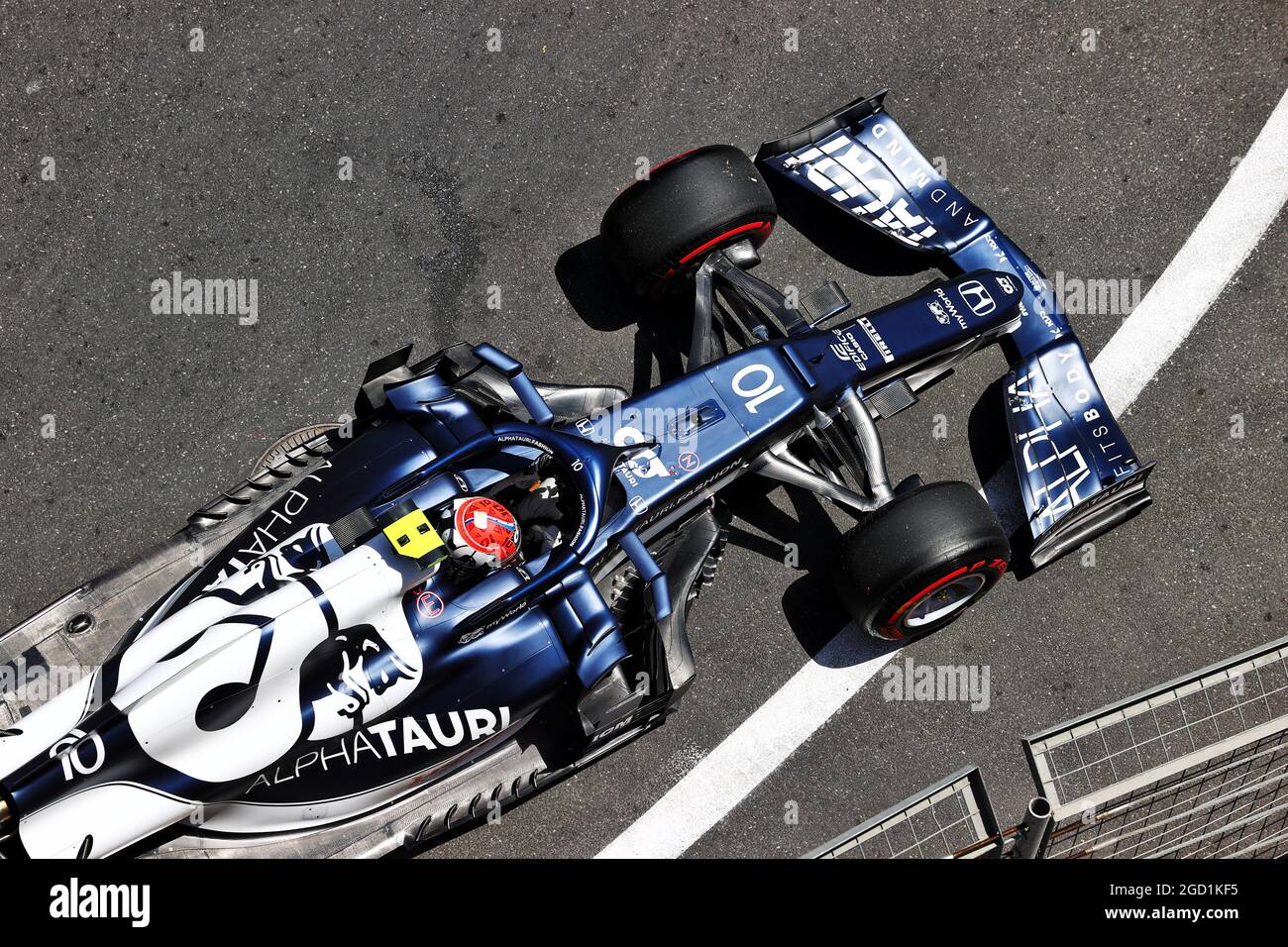 Yuki Tsunoda (JPN) AlphaTauri AT02 nella strada di fuga nella prima sessione di prove. Gran Premio di Azerbaigian, venerdì 4 giugno 2021. Circuito cittadino di Baku, Azerbaigian. Foto Stock