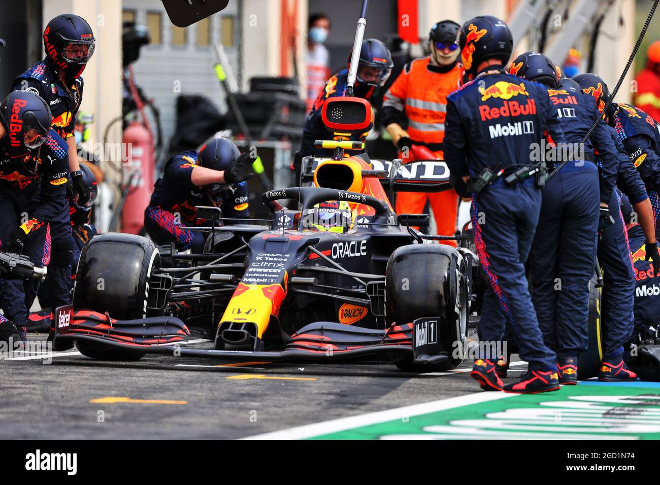 Sergio Perez (MEX) Red Bull Racing RB16B fa una sosta ai box. Gran Premio di Francia, domenica 20 giugno 2021. Paul Ricard, Francia. Foto Stock