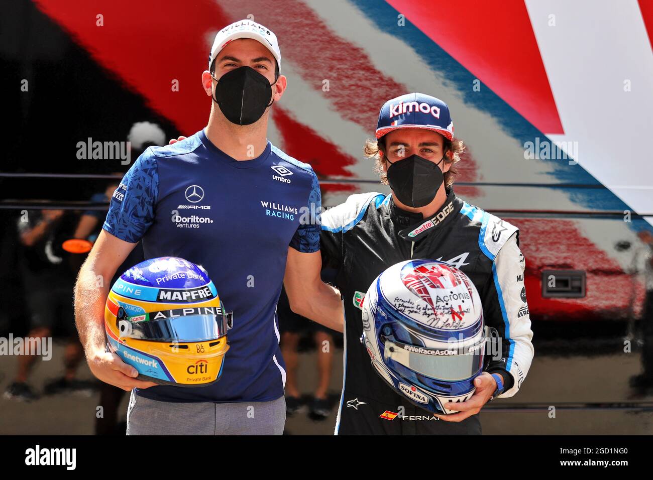 Da L a R): Nicholas Latifi (CDN) Williams Racing con Fernando Alonso (ESP)  Alpine F1 Team - cambio casco. Steiermark Grand Prix, giovedì 24 giugno  2021. Spielberg, Austria Foto stock - Alamy