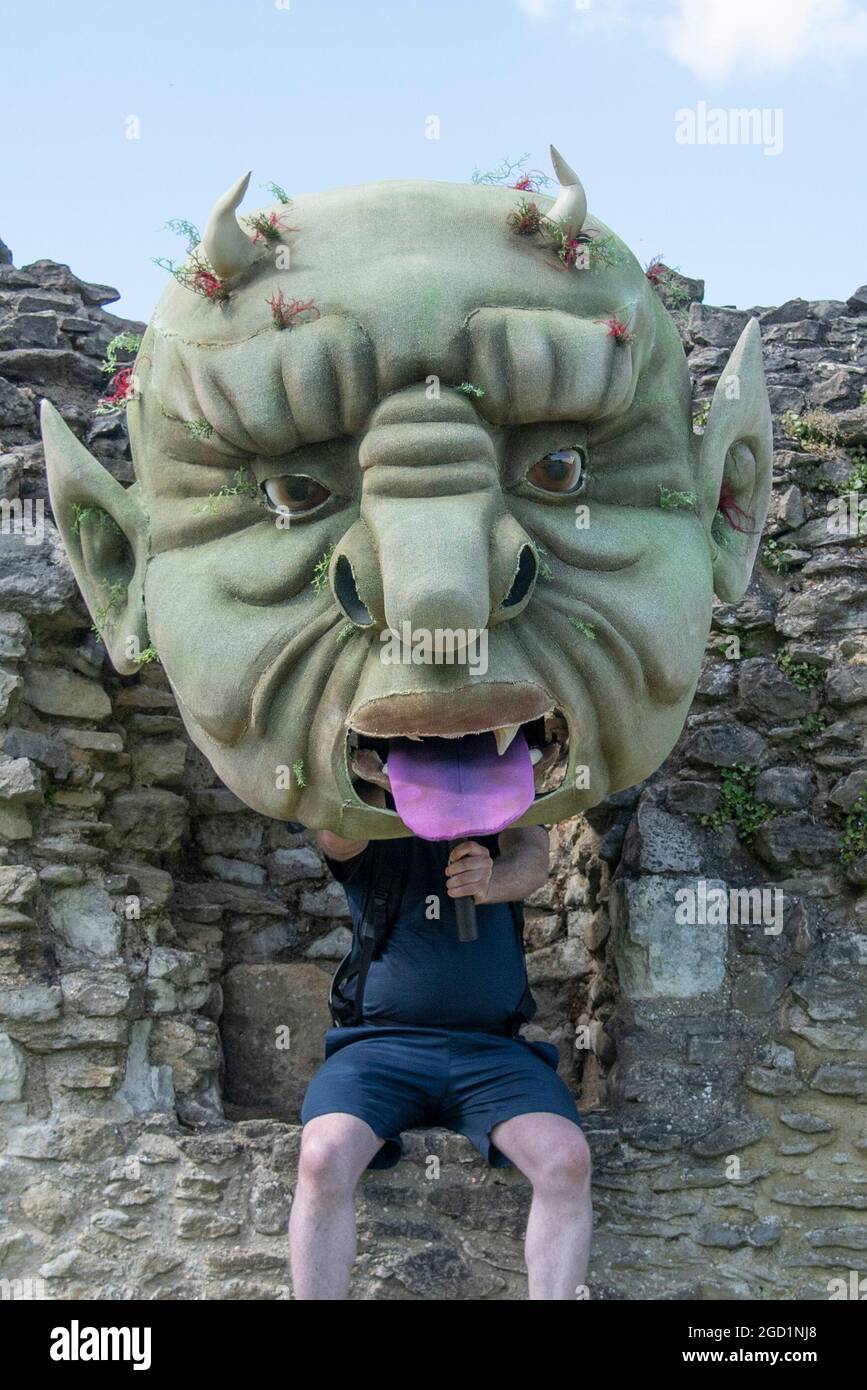 Londra, Regno Unito. 10 agosto 2021. Il cast del nostro insegnante a Troll di Dennis Kelly ha fatto una prova nelle rovine dell'abbazia di Lesnes, trasformandola in un teatro all'aperto quest'estate. Lo spettacolo si svolge dall'11 al 22 agosto. Credit: claire doherty/Alamy Live News Foto Stock