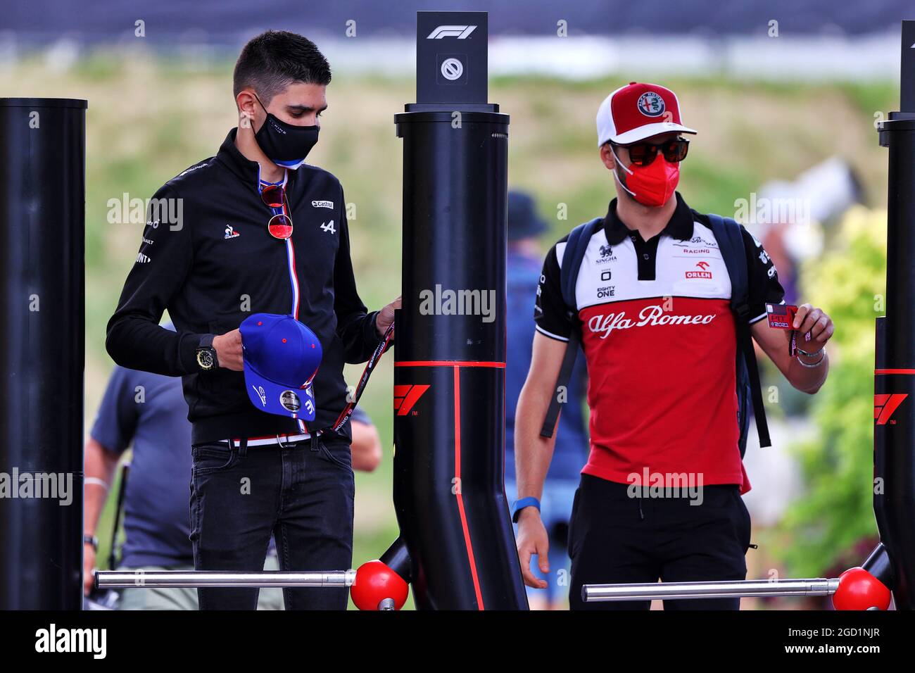 (Da L a R): Esteban OCON (fra) Alpine F1 Team e Antonio Giovinazzi (ITA) Alfa Romeo Racing. Steiermark Grand Prix, venerdì 25 giugno 2021. Spielberg, Austria. Foto Stock