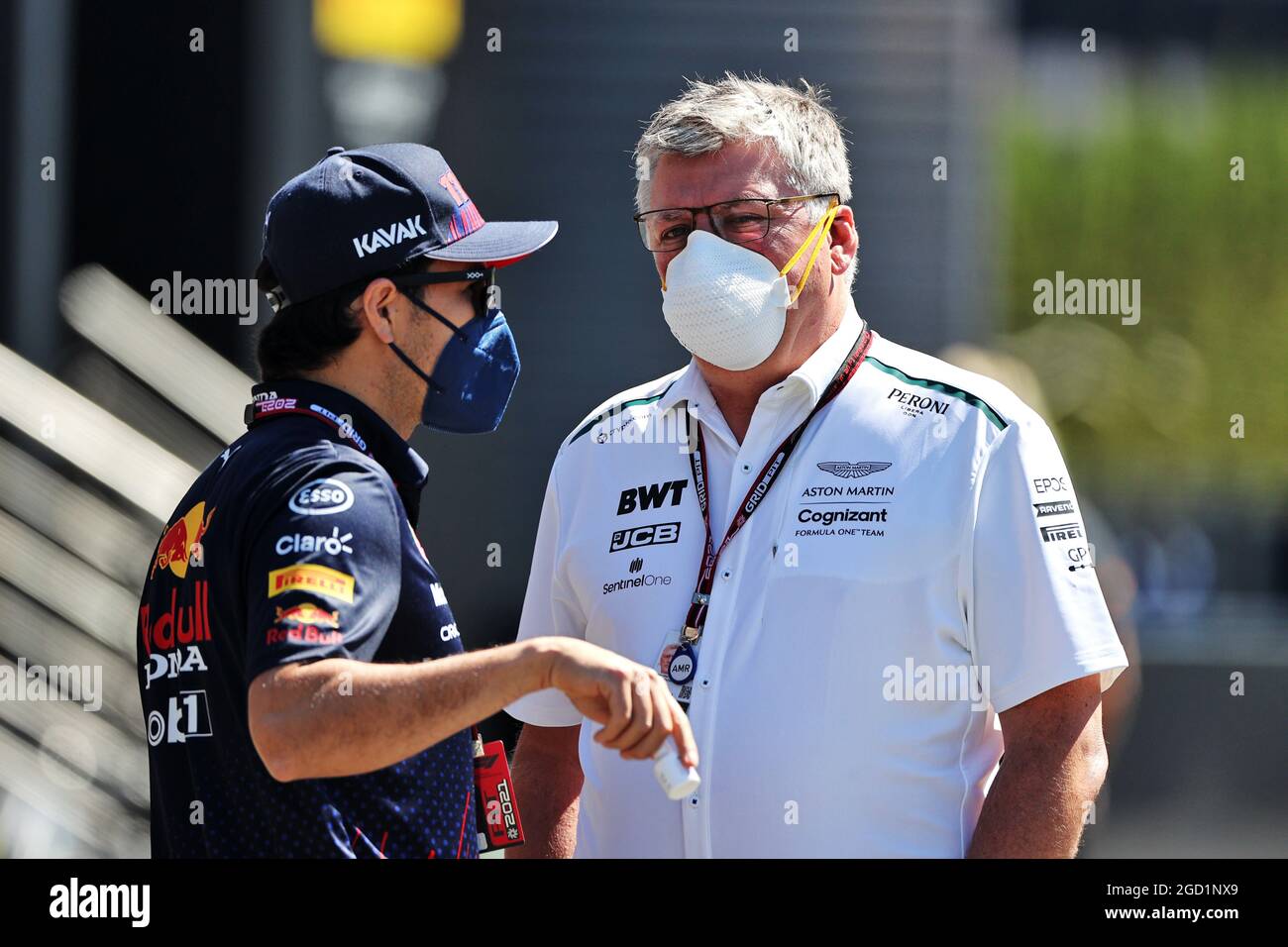 (Da L a R): Sergio Perez (MEX) Red Bull Racing con Otmar Szafnauer (USA) Aston Martin F1 Team Principal e CEO. Steiermark Grand Prix, sabato 26 giugno 2021. Spielberg, Austria. Foto Stock