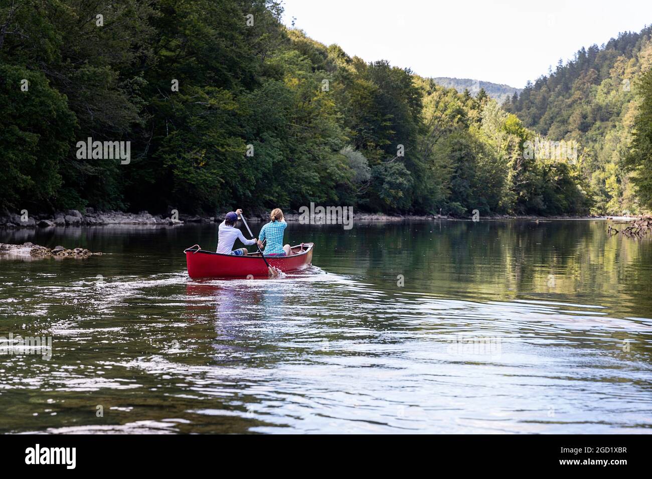 Madre e figlio guidano una canoa sul fiume Kolpa al confine tra Slovenia e Croazia Foto Stock