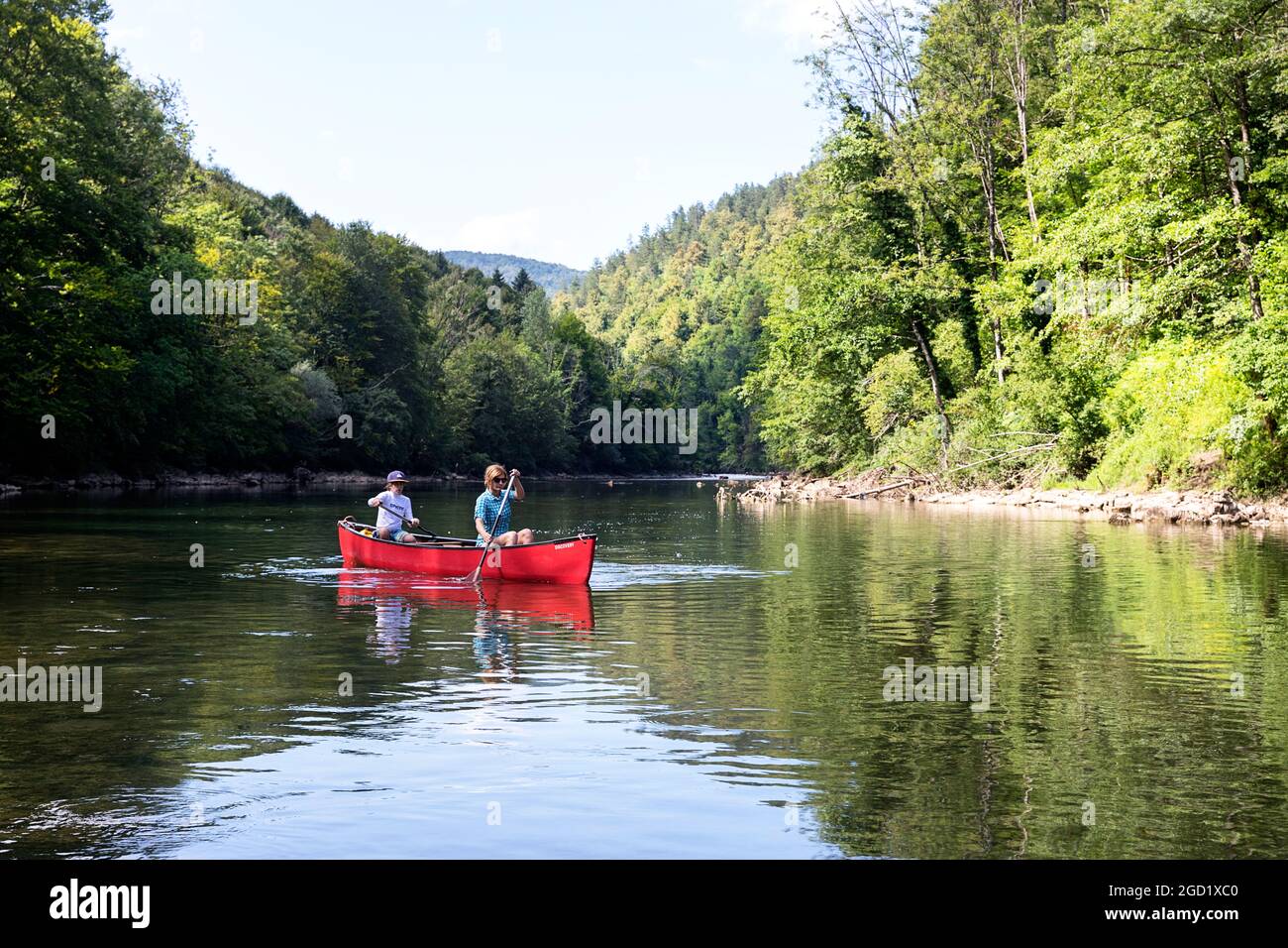 Madre e figlio guidano una canoa sul fiume Kolpa al confine tra Slovenia e Croazia Foto Stock