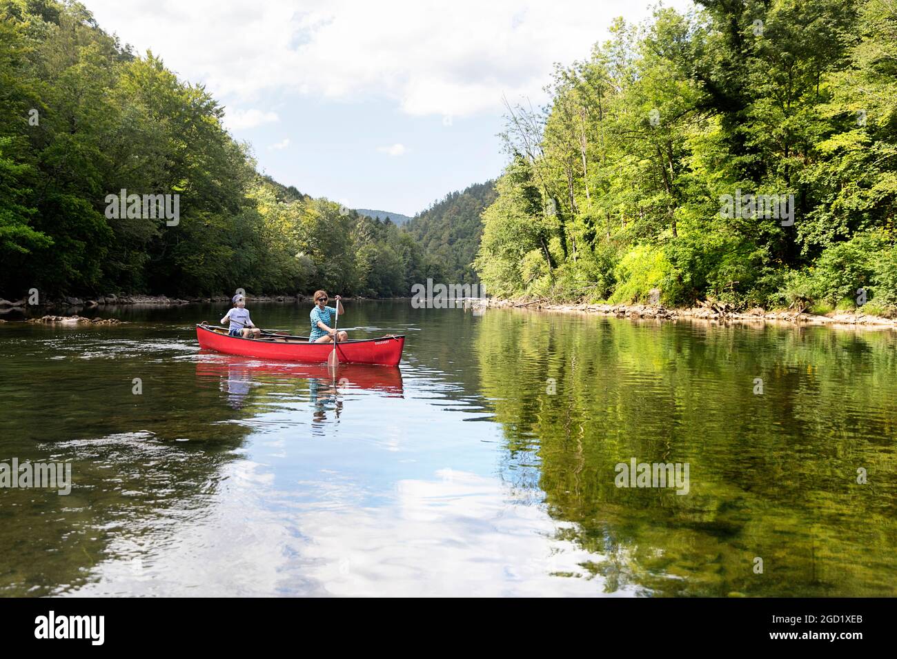 Madre e figlio guidano una canoa sul fiume Kolpa al confine tra Slovenia e Croazia Foto Stock