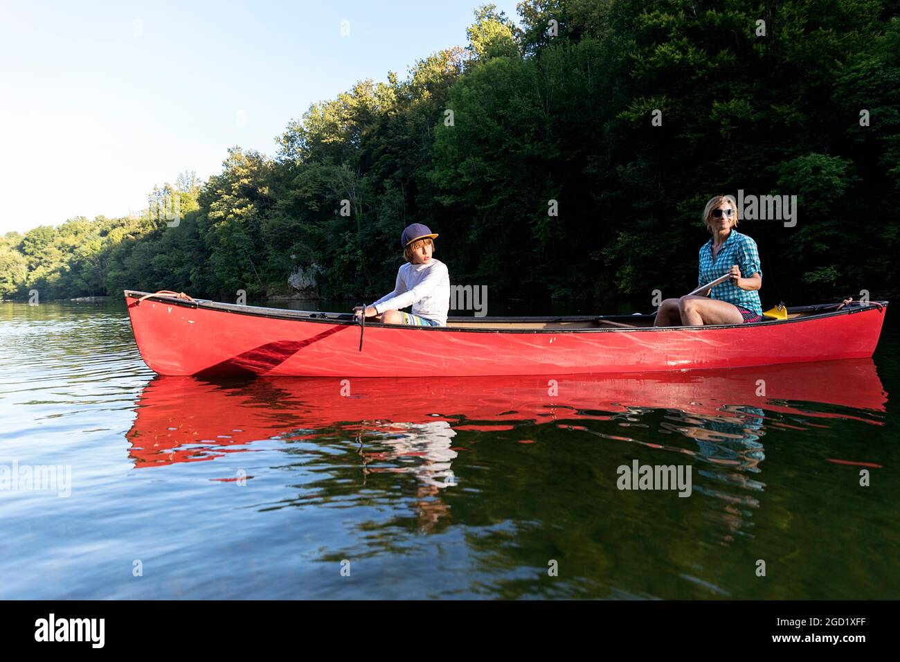 Madre e figlio guidano una canoa sul fiume Kolpa al confine tra Slovenia e Croazia Foto Stock