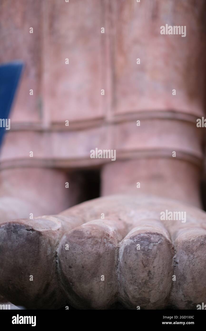 Il piede di un'enorme statua restaurata antica di Buddha nel parco storico di Sukhothai Foto Stock